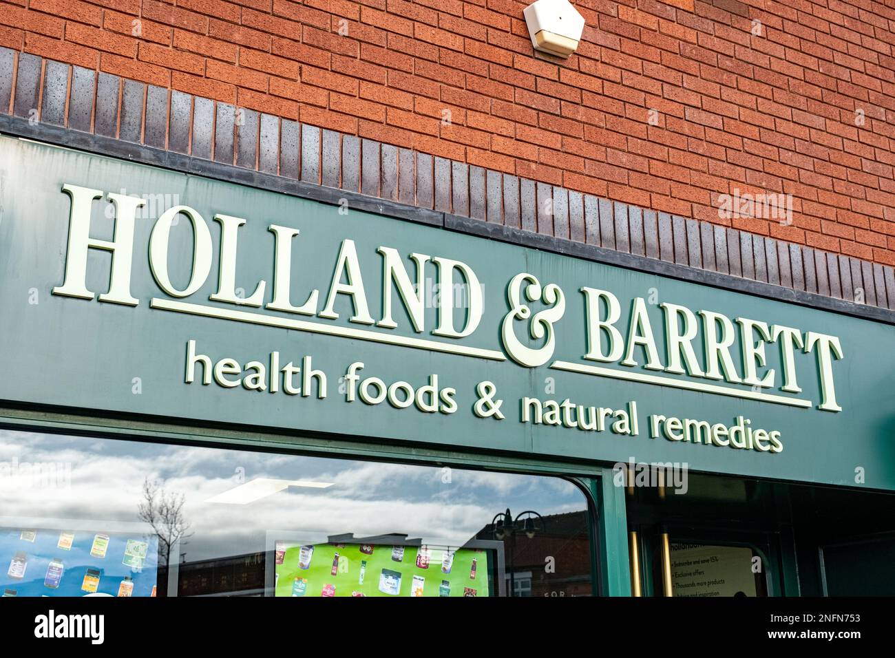 Gros plan de l'affiche Holland & Barrett sur le mur extérieur du Royaume-Uni Banque D'Images