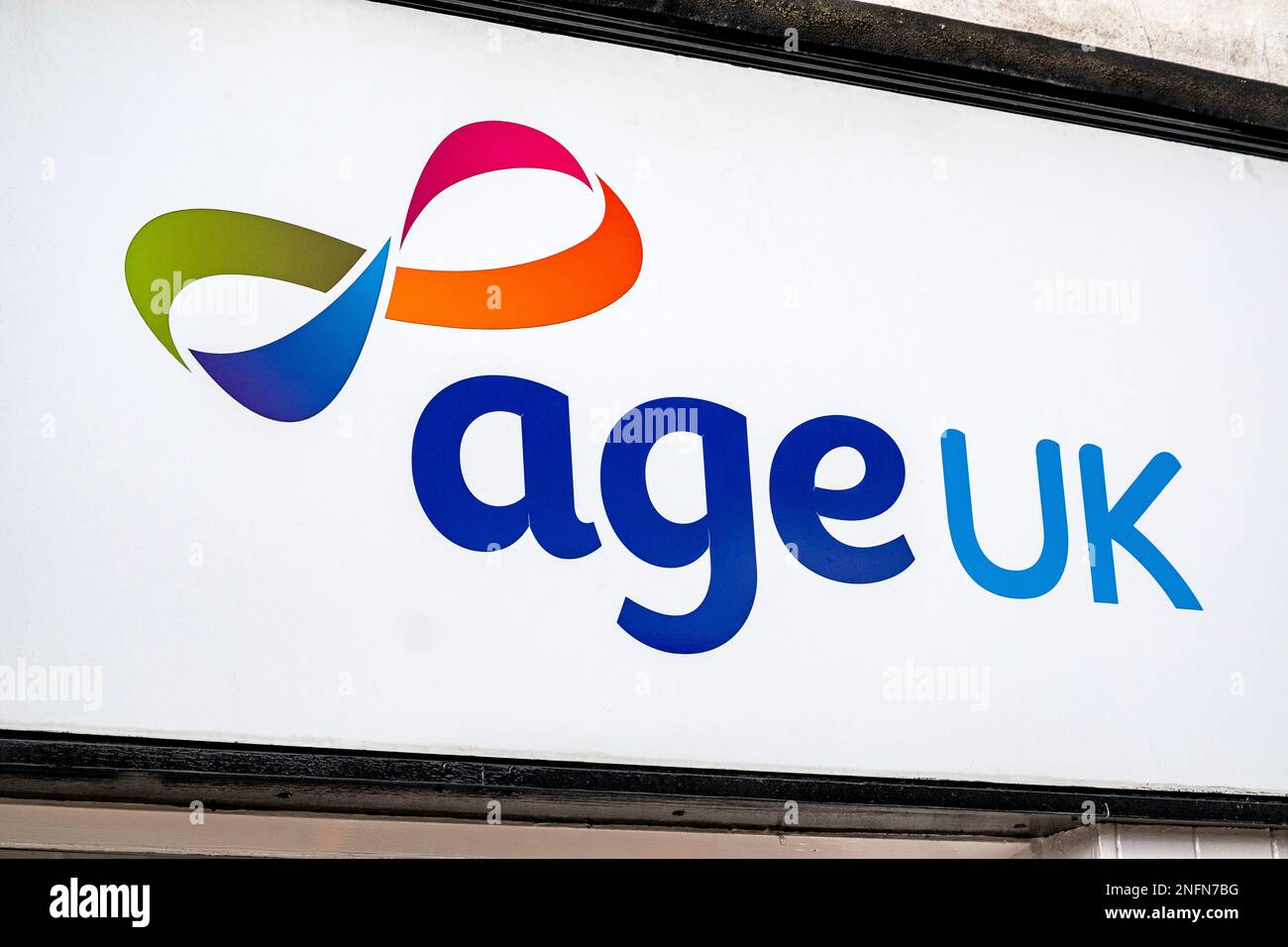 Gros plan sur l'enseigne de l'organisme de bienfaisance Age UK Banque D'Images