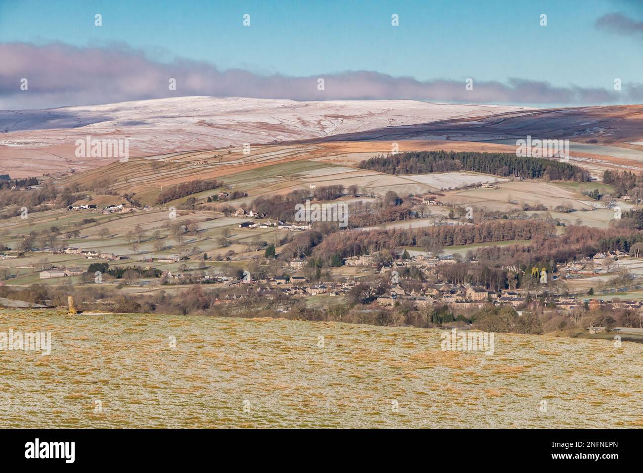 Middleton à Teesdale se distingue par un fond gelé et enneigé dans des conditions d'une clarté magnifique. Banque D'Images