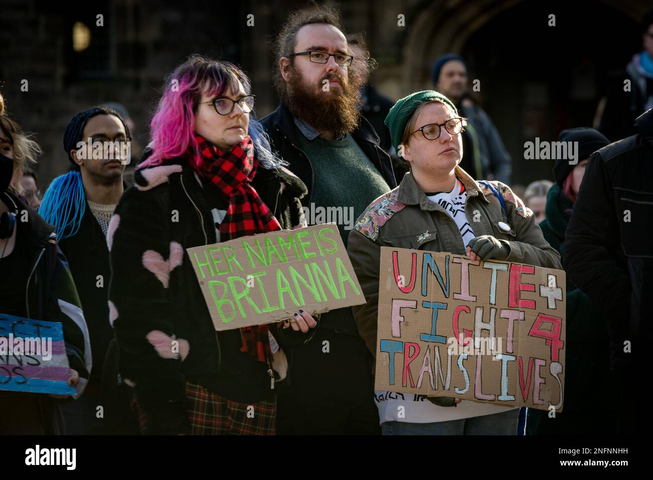 Édimbourg, Écosse, vendredi 17 février 2023. Plus de 400 personnes se sont rassemblées à une vigile à Bristo Square à l'Université d'Édimbourg pour honorer la vie de l'adolescent Brianna Ghey. Brianna Ghey était une fille transgenre britannique de 16 ans de Birchwood à Warrington, Cheshire, en Angleterre, qui a été assassinée à Warrington le 11 février 2023. Banque D'Images