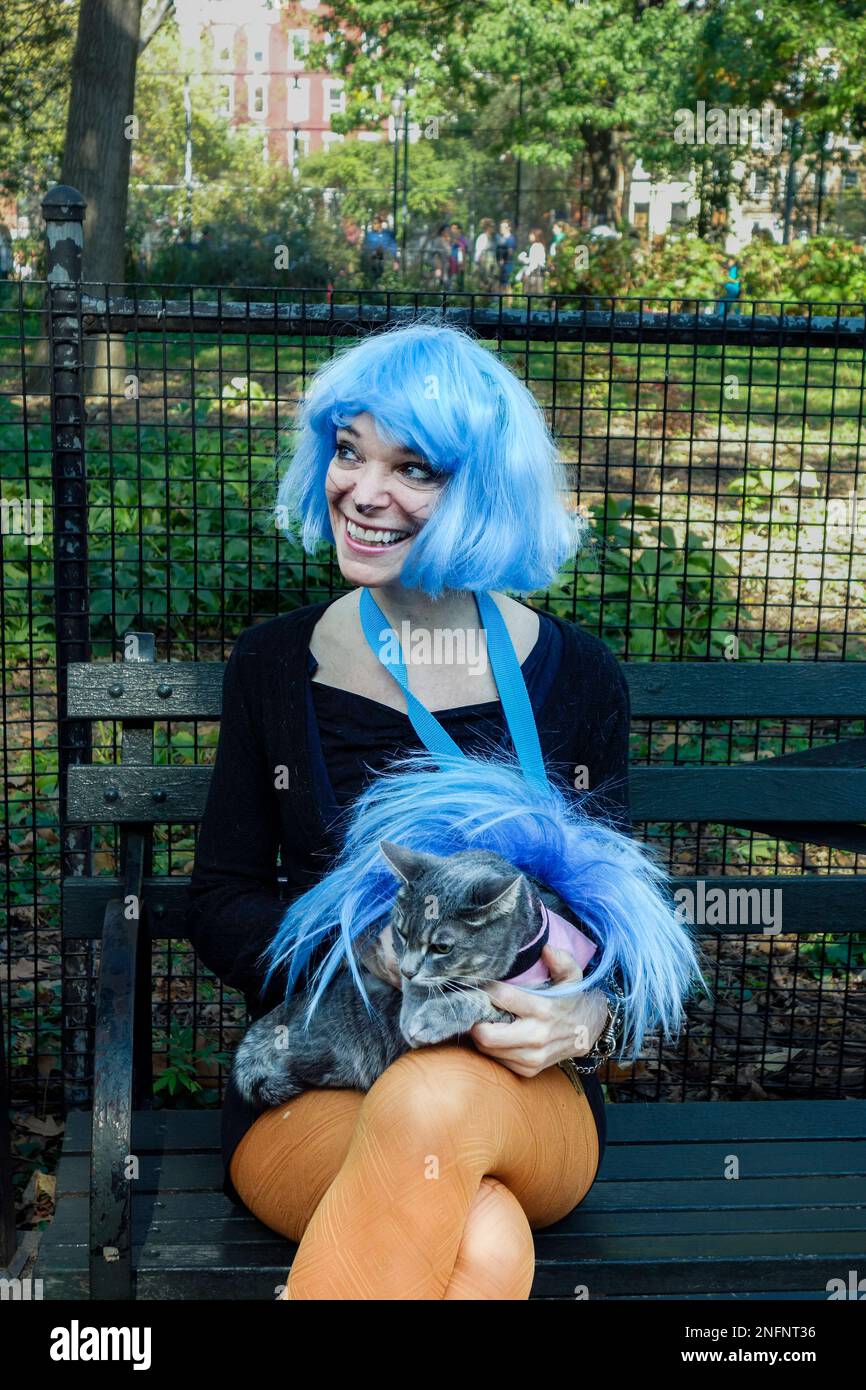 Woman in blue feather costume Banque de photographies et d'images à haute  résolution - Alamy