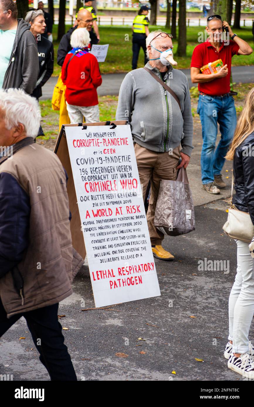 Hague, pays-Bas 04 septembre 2020, des manifestants avec un texte sur des bannières exprimant leur inquiétude quant à la propagation de Covid-19 est une conséquence de la corruption et de la criminalité Banque D'Images