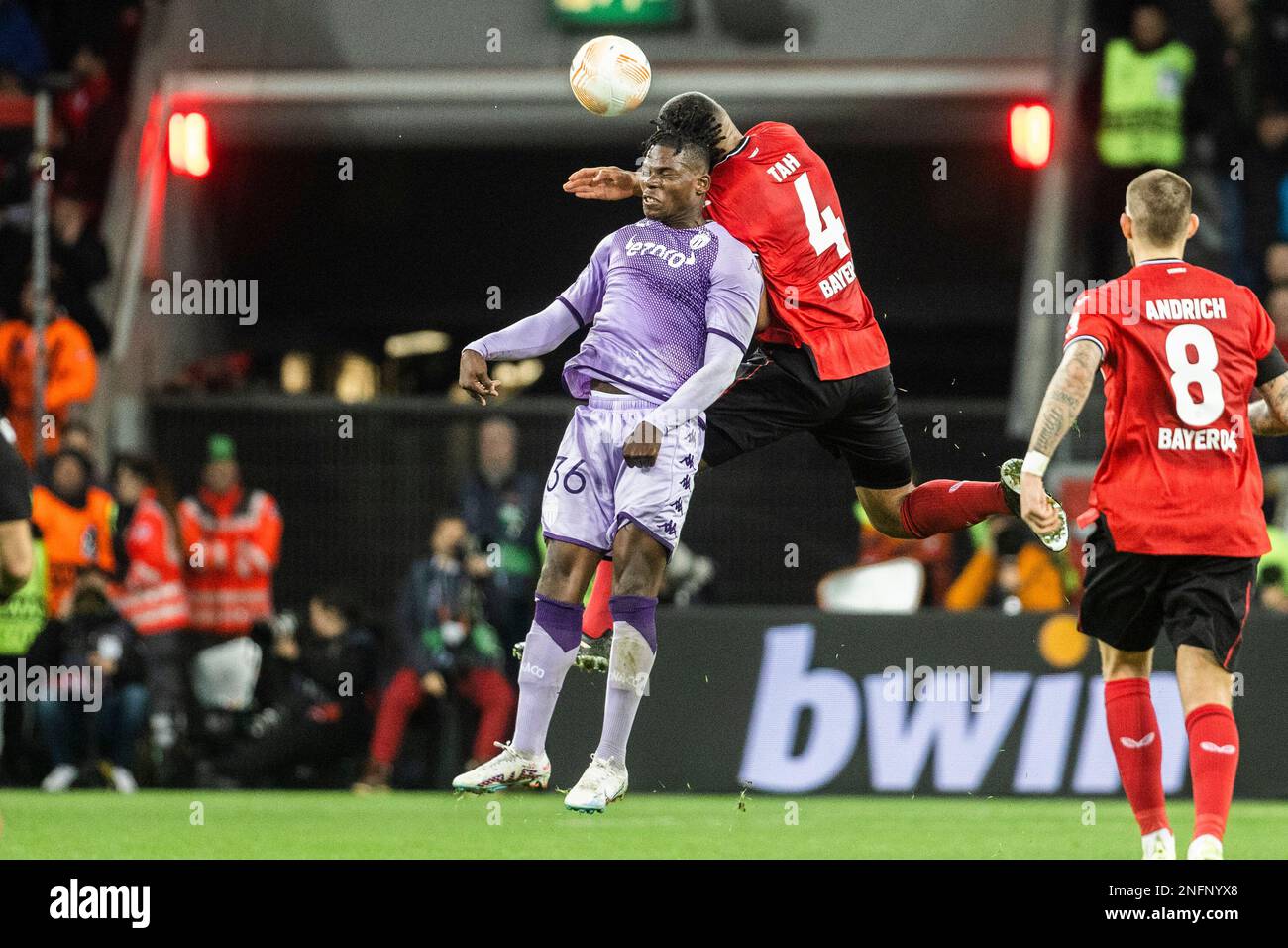Leverkusen, BayArena, 16.02.23: Jonathan Tah de Leverkusen (R) saute ...