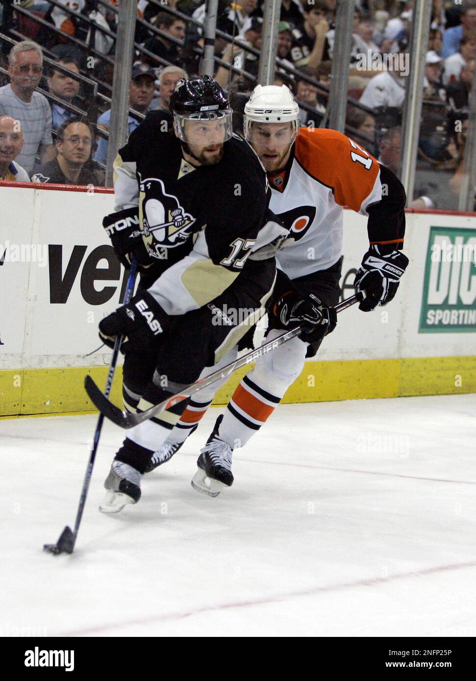 Pittsburgh Penguins forward Petr Sykora (17), of the Czech Republic, carries the puck as he is chased by Philadelphia Flyers forward Jeff Carter, rear, in the second period during Game 5 of the NHL Eastern Conference hockey finals in Pittsburgh, Sunday, May 18, 2008. (AP Photo/Gene J. Puskar) Banque D'Images
