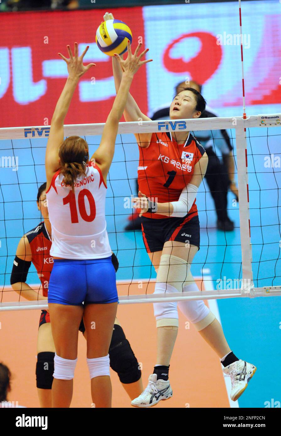 South Korea's Kim Min-Ji spikes the ball against Serbia's Maja Ognjenovic during their match at the women's volleyball world final qualification tournament for the Beijing Olympics at a stadium in Tokyo, Tuesday, May 20, 2008. South Korea lost the match 23-25, 23-25, 19-25. AP Photo/Katsumi Kasahara) Banque D'Images