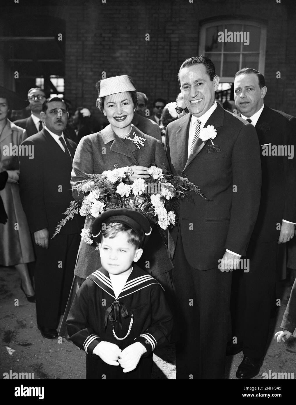 Actress Olivia De Havilland and French journalist Pierre Galante, leave Town Hall on April 2, 1955 at Yvoy-Le-Marron, 100 miles south of Paris, near Orleans, after their marriage. In foreground is Benjamin Goodrich, 5, the actress' son by a former marriage. De Havilland wore a grey flannel suit, a white hat with a veil, and shoes and purse in grey suede. (AP Photo/ Jacques Marqueton) Banque D'Images