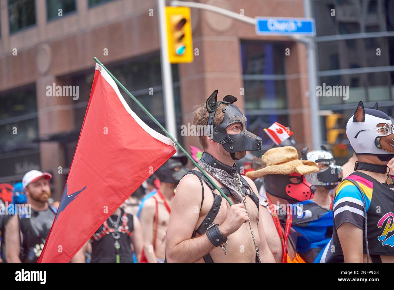 Toronto Ontario, Canada- 26 juin 2022 : personnes portant un masque de loup et de chien lors de la parade fierté annuelle de Toronto. Banque D'Images