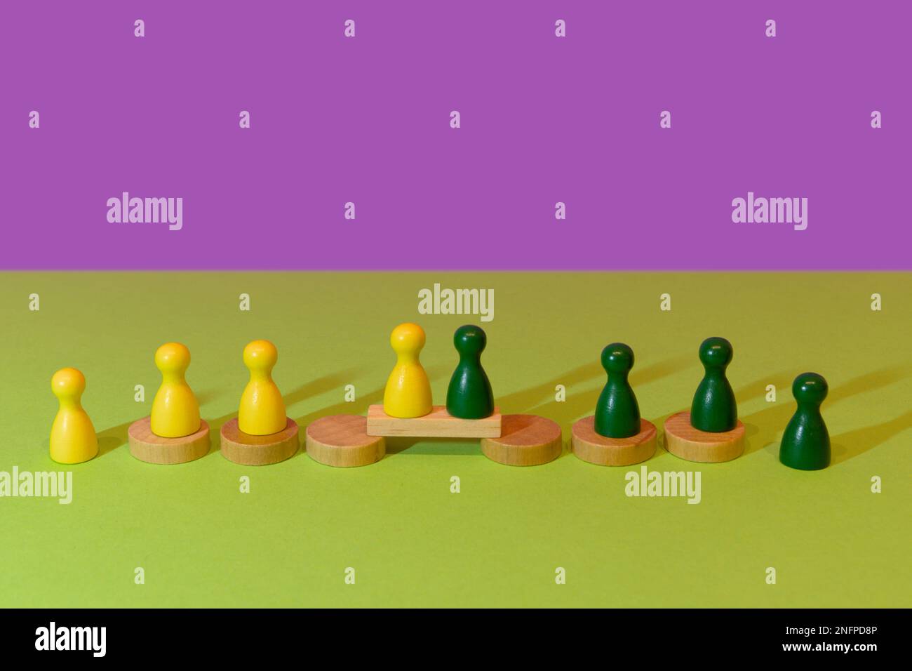 Des équipes interfonctionnelles qui construisent un pont pour une collaboration réussie. Un paysage simplifié. Banque D'Images