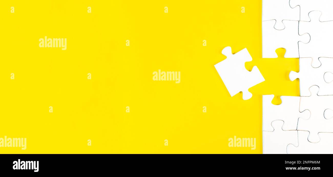 vue de dessus du puzzle avec une pièce laissée sur fond jaune, pour terminer une tâche ou résoudre un concept de problème Banque D'Images