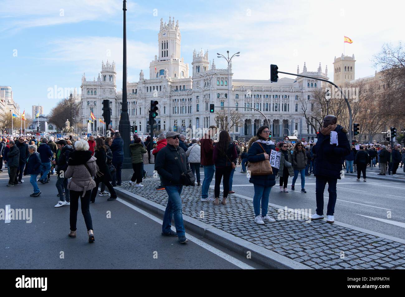 Madrid, Espagne - 12 février 2023 : manifestation de citoyens et de médecins pour la défense des soins de santé publics dans les rues de Madrid. Banque D'Images