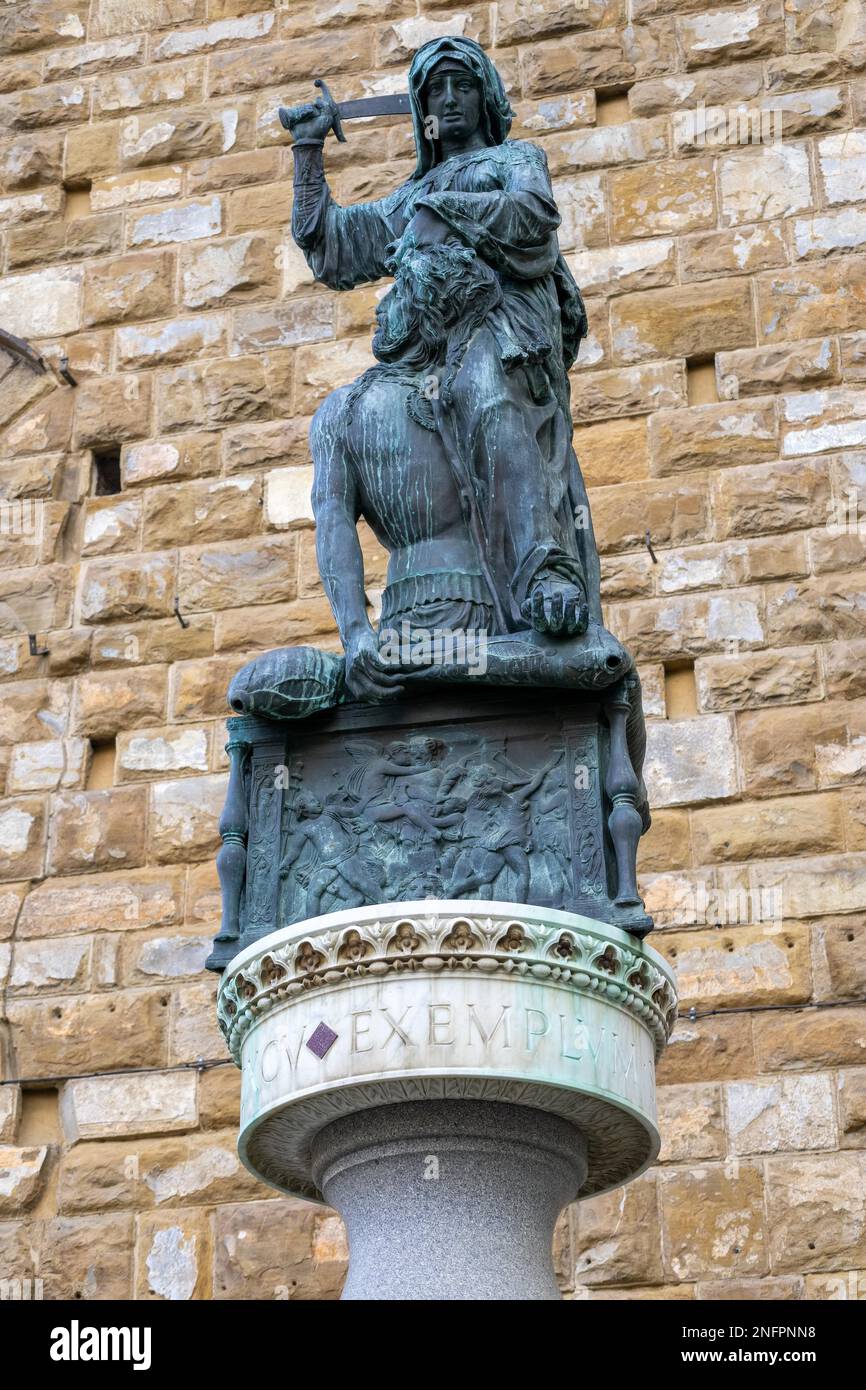 FLORENCE, TOSCANE/ITALIE - OCTOBRE 19 : Statue de Judith et Holofernes de Donatello sur la Piazza della Signoria en face du Palazzo Vecchio Florence Banque D'Images