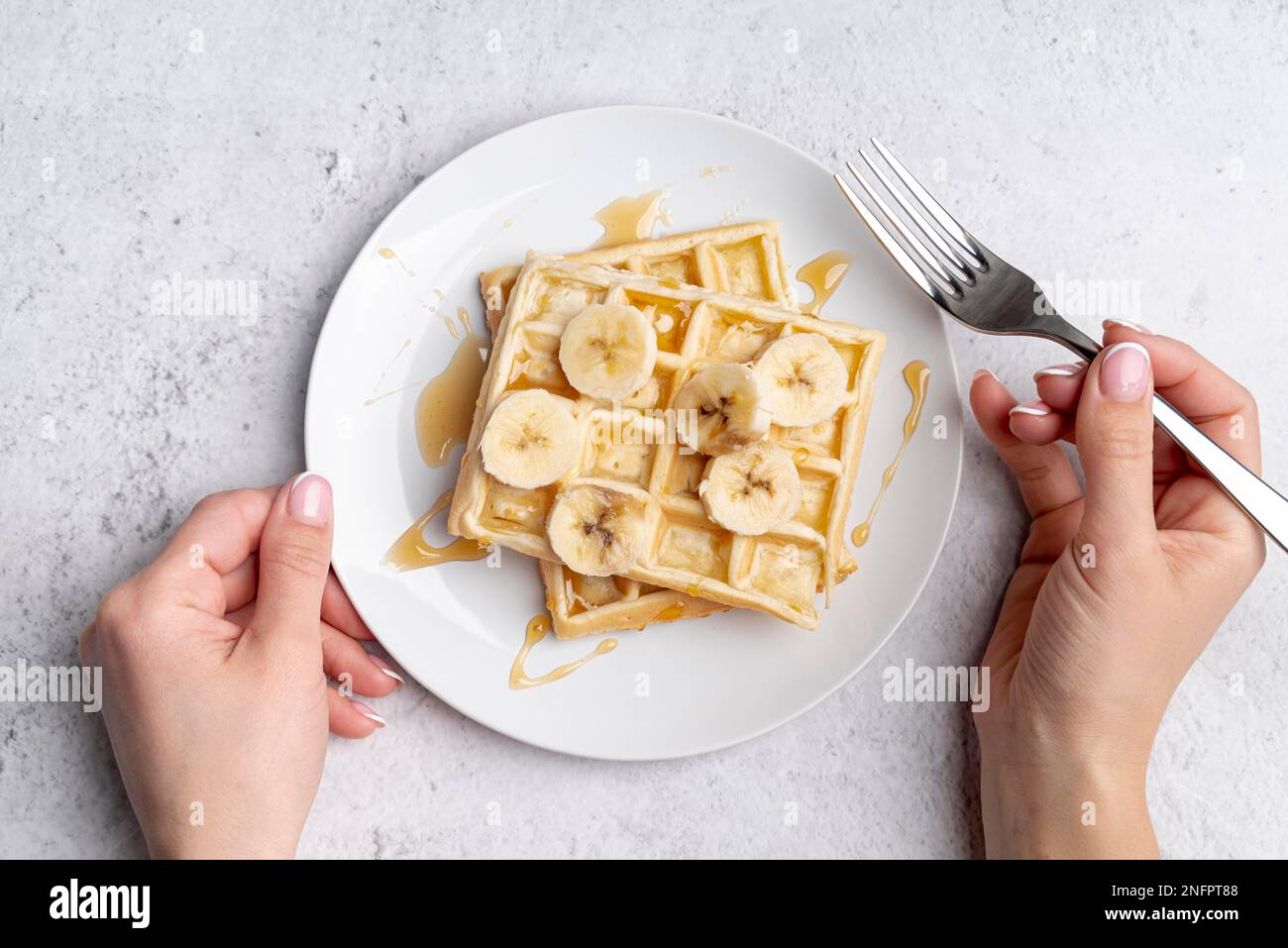 assiette à gaufres avec fourchette de maintien pour les tranches de banane. Photo haute résolution Banque D'Images