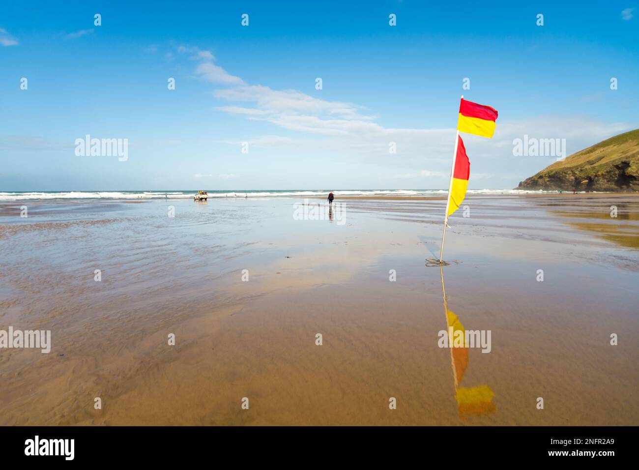 Lifeguard les drapeaux sur la plage à près de Mawgan Porth Newquay Cornwall England Banque D'Images