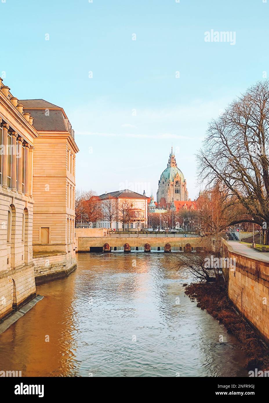 Vue sur la nouvelle mairie historique de Hanovre en Allemagne avec la rivière Leine. Magnifique paysage urbain Banque D'Images