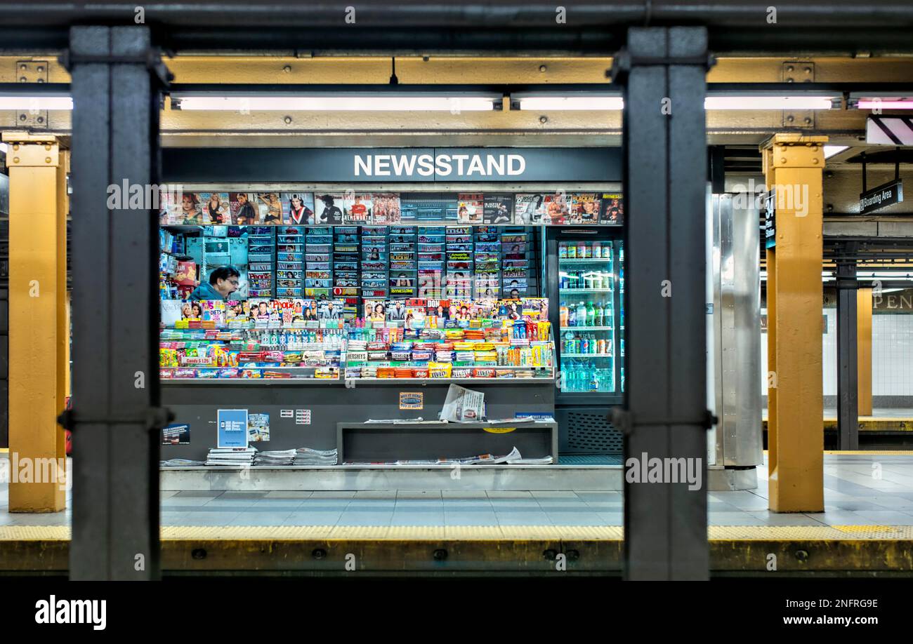 New York. Manhattan. Kiosque à journaux dans le métro Banque D'Images