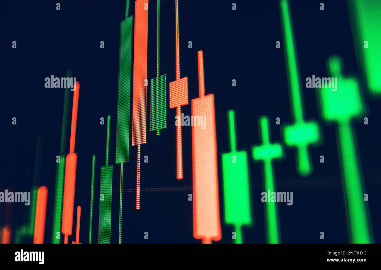Les bougies du graphique du marché boursier sont affichées sur un écran rapproché. Thème commercial. Banque D'Images
