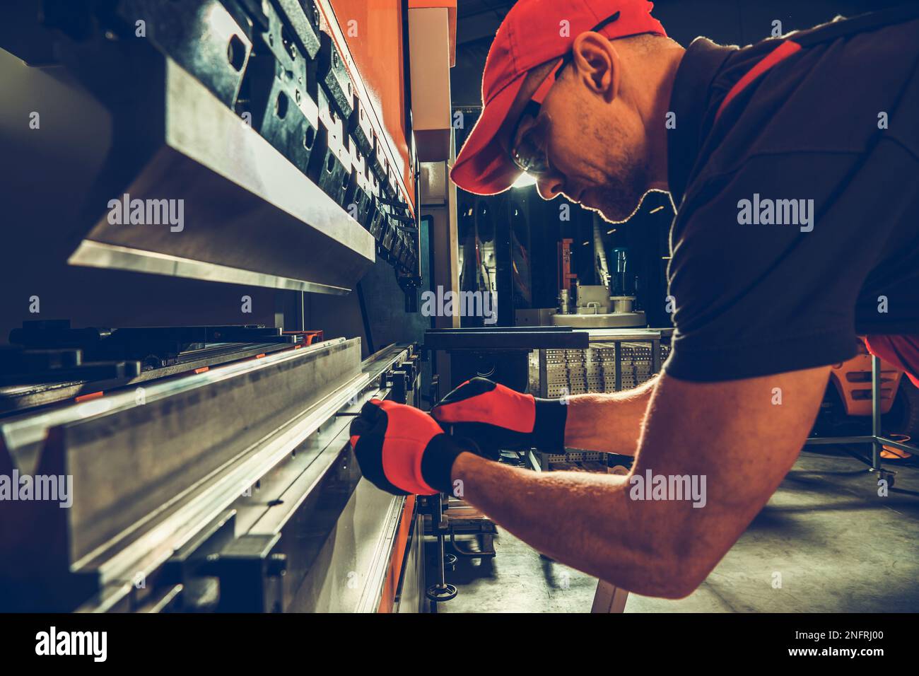 Opérateur professionnel de machine à cintrer supervisant le processus de production à l'usine de fabrication. Technologie industrielle. Banque D'Images