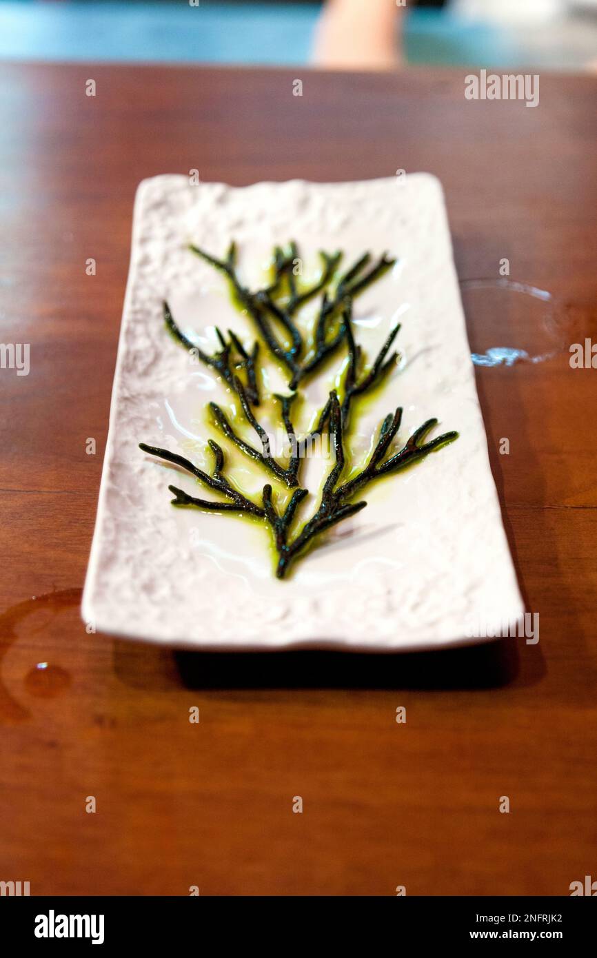 Plat gastronomique de samphir étoilé au guide michelin au restaurant dos Palillos, Barcelone, Espagne Banque D'Images