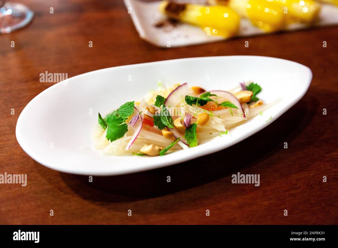 Plat de salade gourmet étoilé au guide michelin au restaurant dos Palillos, Barcelone, Espagne Banque D'Images