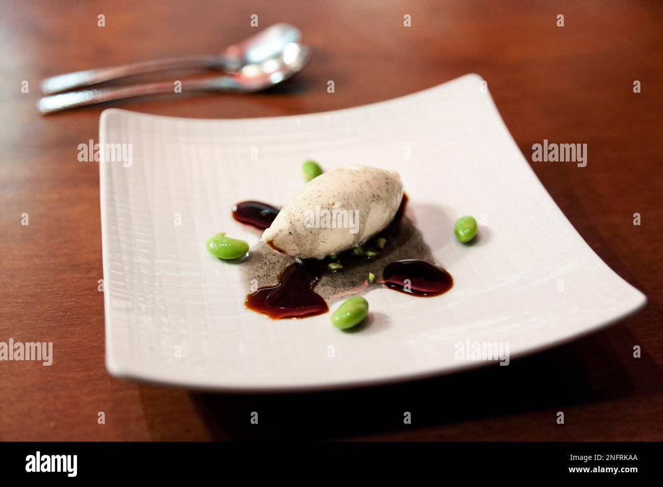 Sauce de soja sucrée étoilé au guide michelin et glace à l'huile de coquille de soja au restaurant dos Palillos, Barcelone, Espagne Banque D'Images