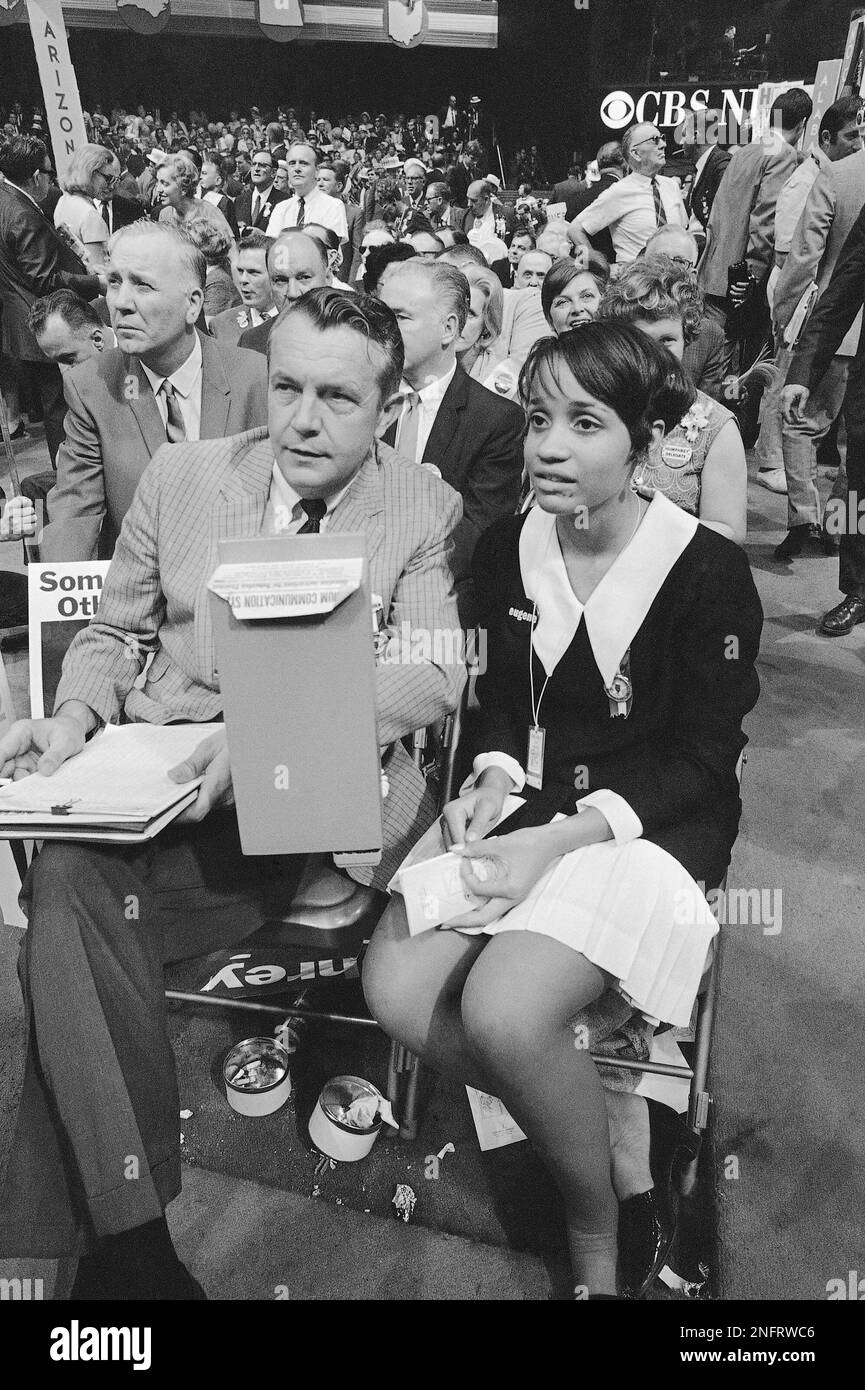 Gail McHenry 19 of Hopkinsville, Ky. sits with chairman Wendell Ford, senator from Kentucky on the floor at 3rd day of 1968 Democratic National Convention, Aug 28,1968 at Chicago. Gail is probably the youngest delegate ever to participate in a national political convention. Unlike many young people, Gail thinks there's a place for the young and the black in the existing political structure. (AP Photo) Banque D'Images