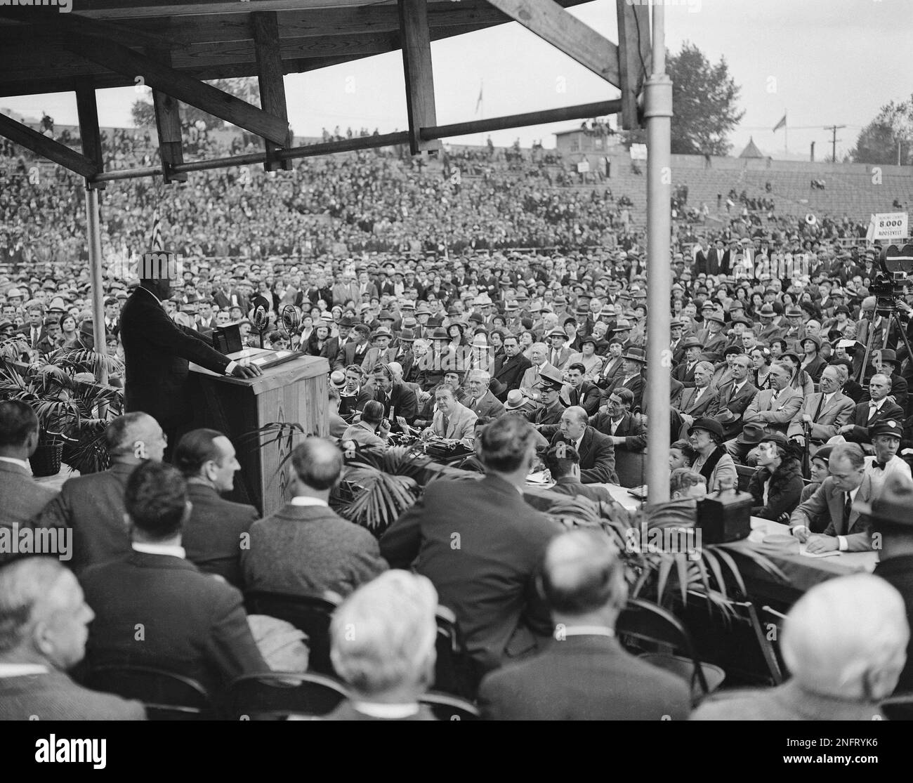 New York Gov. Franklin D. Roosevelt addresses a crowd estimated at 10,000 at the fairgrounds in Wheeling, W.V., Oct. 19, 1932. He said his pleasure at their welcome was tempered by his sadness over the economic desolation he had seen in the area. (AP Photo) Banque D'Images