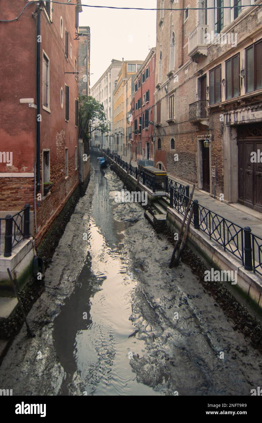 Venise, Italie. 17th févr. 2023. VENISE, ITALIE - FÉVRIER 17: La marée basse aujourd'hui à Venise a atteint -60 centimètres au-dessus du niveau moyen de la mer, causant des problèmes à la navigation sur 17 février 2023 à Venise, Italie. Ces dernières années, Venise a connu une série de marées exceptionnellement basses qui ont vu de nombreux canaux célèbres se sécher. Le changement climatique et la subsidence sont cités comme deux facteurs majeurs de ce phénomène. Crédit: Simone Padovani/Alay Live News. Credit: Réveil / Alamy Live News Banque D'Images