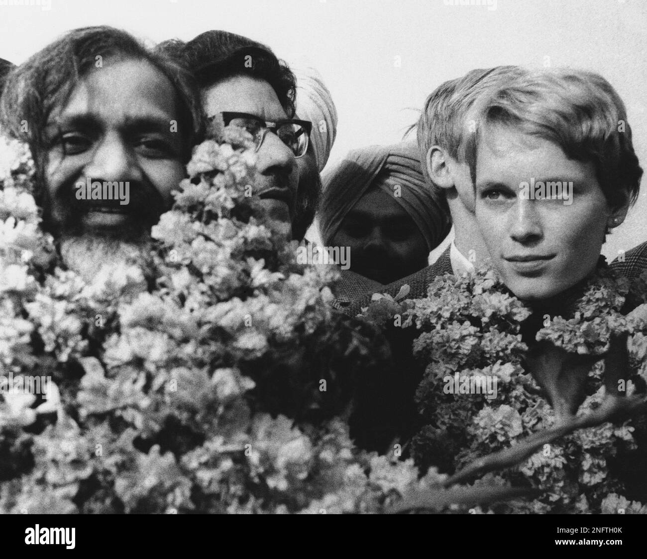 Actress Mia Farrow, wife Entertainer Frank Sinatra, and Maharishi Mahesh Yogi, left, a Hindu teacher, are garlanded upon their arrival on January 26, 1968 in New Delhi, the Indian Capital. Miss Farrow said she hoped to attain inner peace through Transcendental Meditation from the Guru. (AP Photo) Banque D'Images