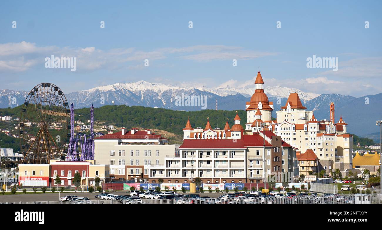 ADLER, SOTCHI, RUSSIE - 26 avril 2019: Hôtel BOGATYR et grande roue dans le parc de Sotchi Banque D'Images