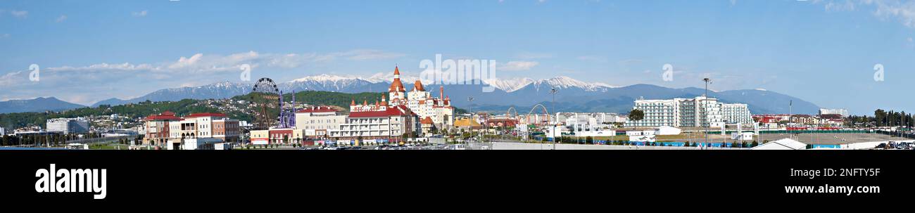 ADLER, SOTCHI, RUSSIE - 26 avril 2019: Panorama de l'hôtel BOGATYR et de la grande roue dans le parc de Sotchi Banque D'Images