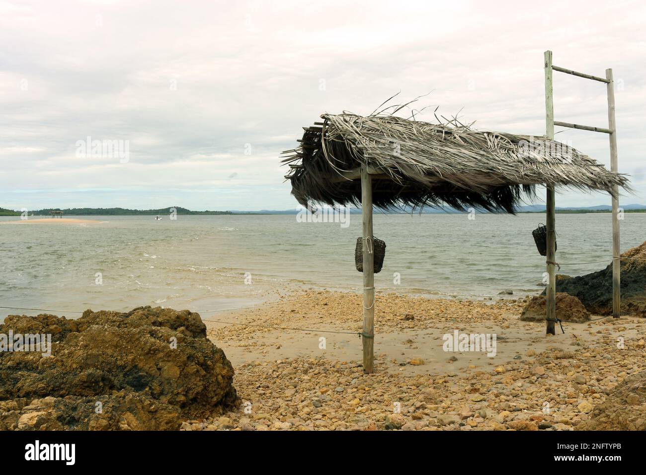 La belle plage dans la baie de Camamu, dans la municipalité de Camamu, au sud de l'état de Bahia, au nord-est du Brésil. Banque D'Images