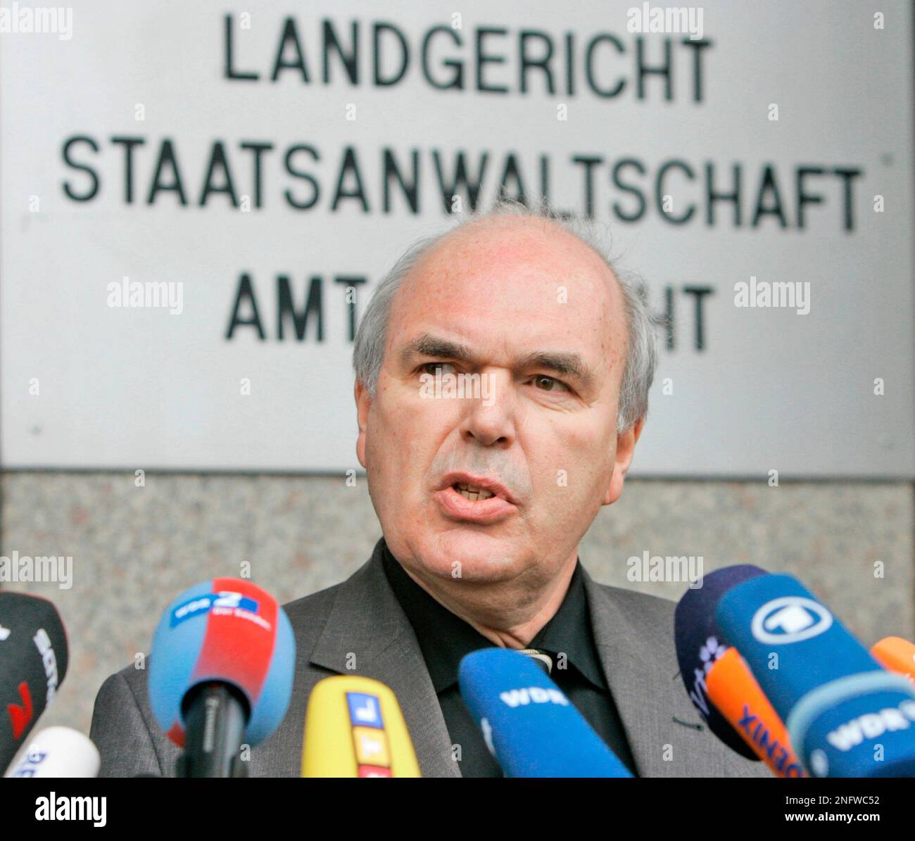 Oberstaatsanwalt Hans-Ulrich Krueck gibt am Dienstag, 26.Feb.2008, vor dem Gerichtsgebaeude in Bochum eine Pressekonferenz zur Steueraffaere Liechtenstein. In der Liechtenstein-Steueraffaere sind bislang 72 Selbstanzeigen eingegangen. (AP Photo/Frank Augstein)---Senior prosecutor Hans-Ulrich Krueck addresses the media in Bochum, western Germany, on the investigations about the tax affair with Liechtenstein, Tuesday Feb.26, 2008. (AP Photo/Frank Augstein) Banque D'Images