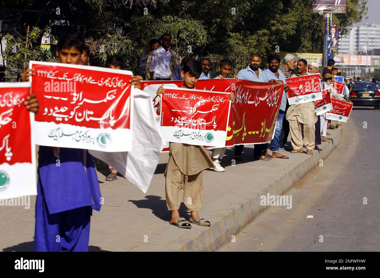 Hyderabad, Pakistan. 17th févr. 2023. Des militants de la Ligue musulmane centrale du Pakistan protestent contre le Mini Budget 2023, les politiques du FMI et le chômage massif, l'augmentation du prix des produits d'usage quotidien et la hausse du prix de l'inflation, à nursery situé à Shahrah- e-Faisal à Karachi vendredi, 17 février 2023. Credit: Asianet-Pakistan/Alamy Live News Banque D'Images