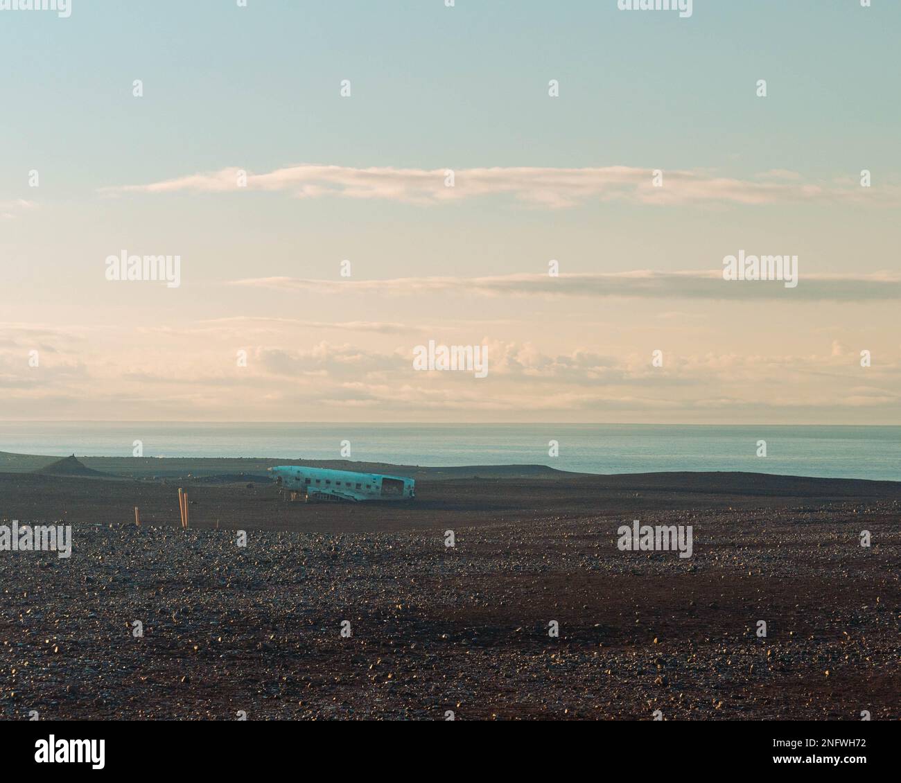 Un avion abandonné et ancien dans le champ sous la lumière du soleil. Banque D'Images Un avion abandonné et ancien dans le champ sous la lumière du soleil. Banque D'Images