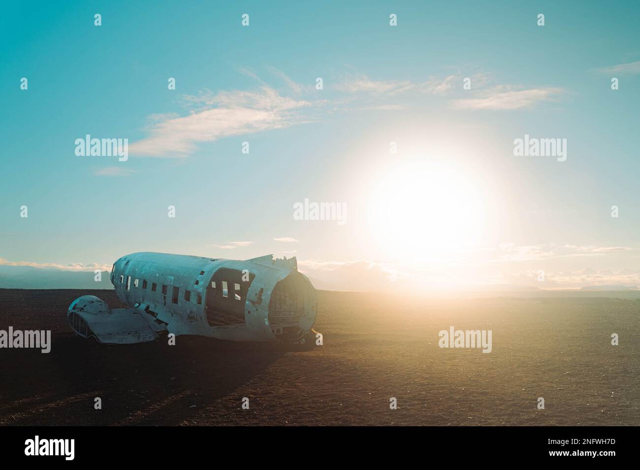 Un avion abandonné et ancien dans le champ sous la lumière du soleil. Banque D'Images Un avion abandonné et ancien dans le champ sous la lumière du soleil. Banque D'Images