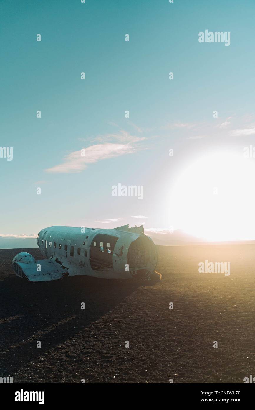 Un avion abandonné et ancien dans le champ sous la lumière du soleil. Banque D'Images Un avion abandonné et ancien dans le champ sous la lumière du soleil. Banque D'Images