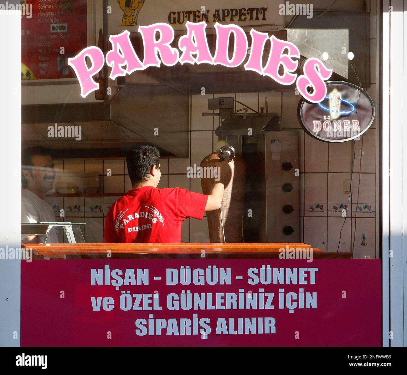 Ein Mann arbeitet am Dienstag, 12. Februar 2008, in Duisburg-Marxloh in einem Doener-Imbiss mit dem Namen "Paradies". (AP Photo/Martin Meissner)---A man working at a Turkish kebap restaurant called "paradise" in Duisburg Germany, Tuesday, Feb. 12, 2008. (AP Photo/Martin Meissner) Banque D'Images