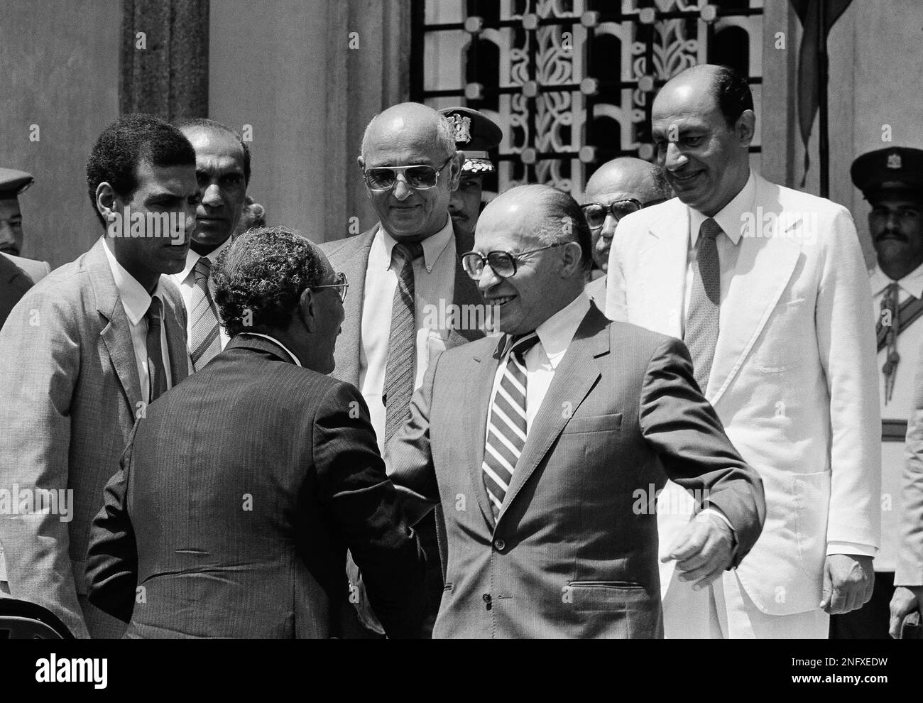 A smiling Israeli Prime Minister Menachem Begin and Egyptian President Anwar Sadat on their arrival at Begin's Alexandria residence for another round of talks, August 26, 1981. (AP Photo) Banque D'Images