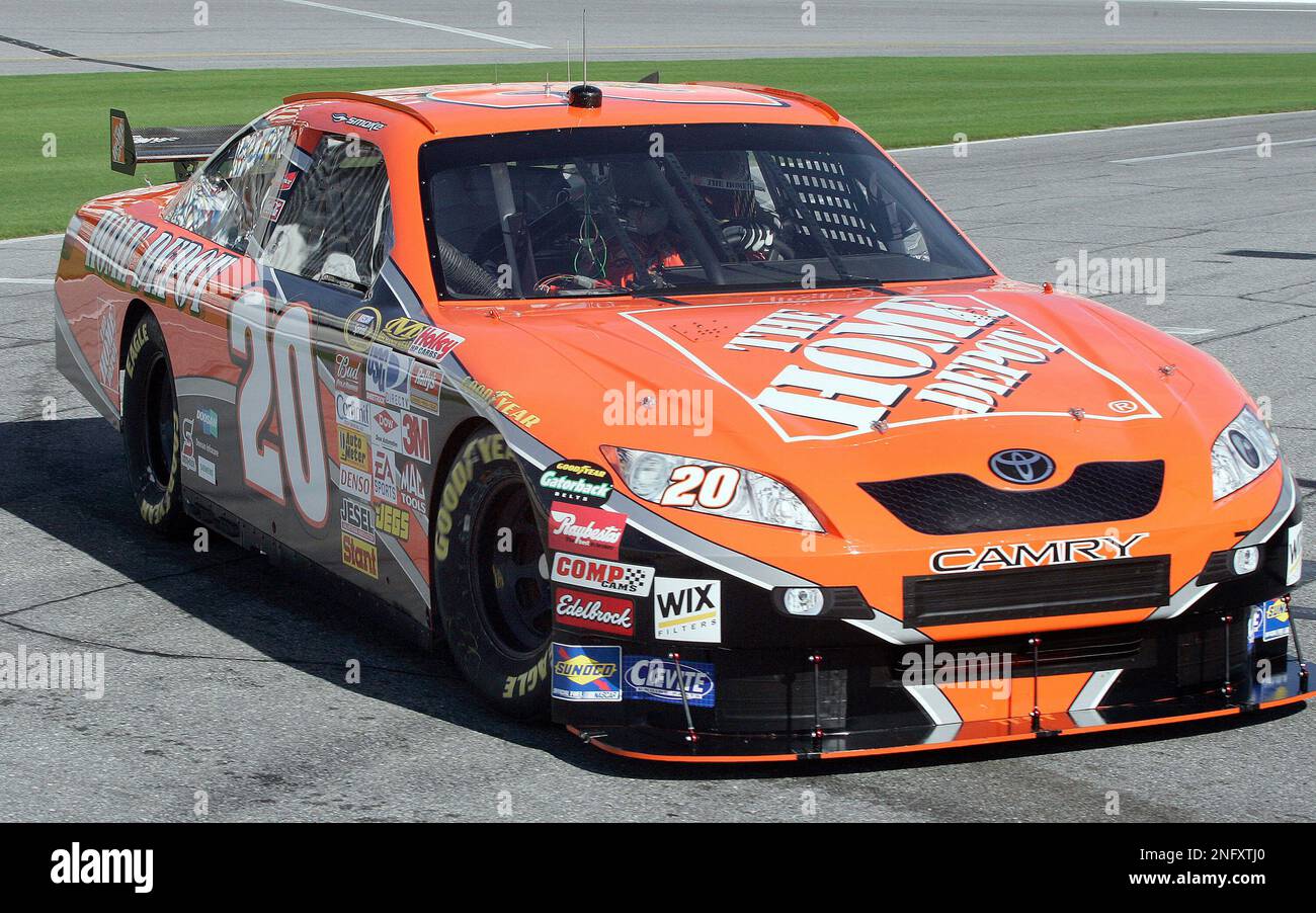 Tony Stewart leaves the track in his new Home Depot Toyota during NASCAR pre season testing in preparation for an auto race at the Daytona International Speedway in Daytona Beach, Fla., Monday, Jan. 14, 2008. (AP Photo/Reinhold Matay) Banque D'Images