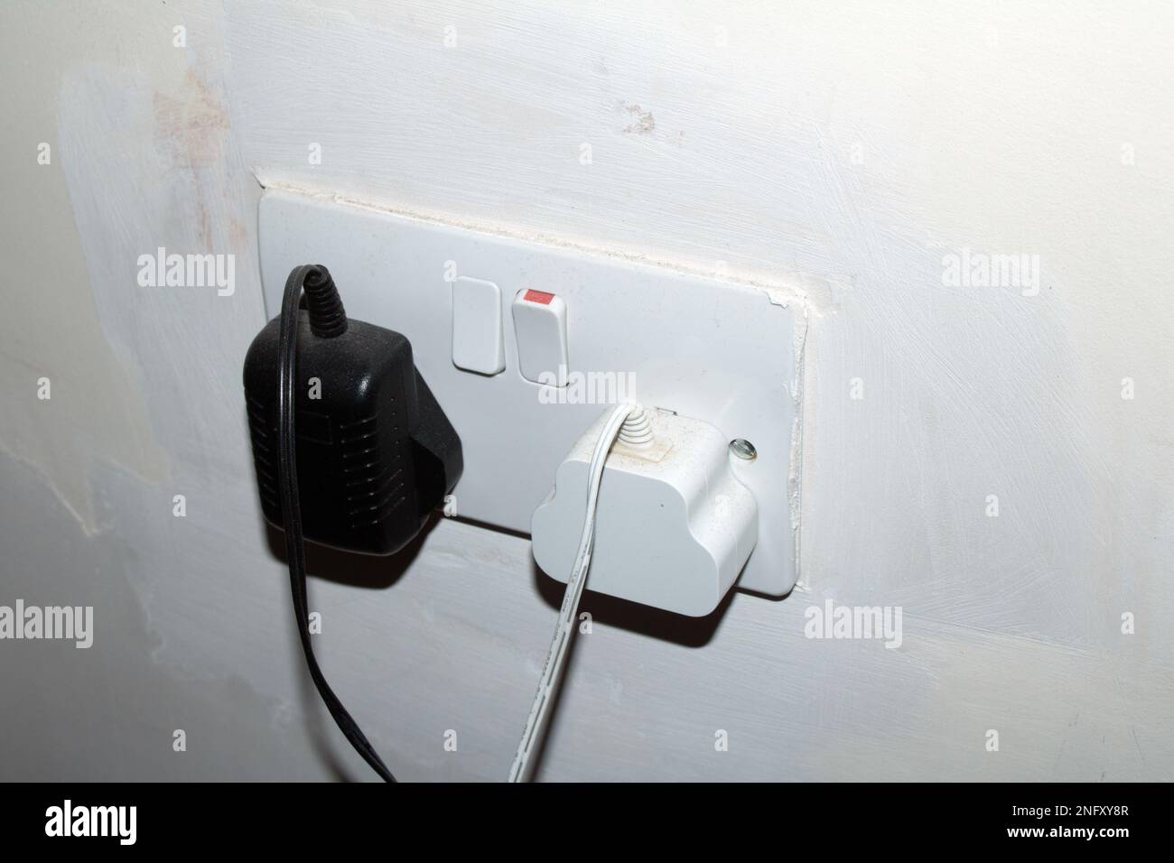 Un disjoncteur électrique dans un mur blanc. Gros plan.de bouchons de rénovation non finis Banque D'Images