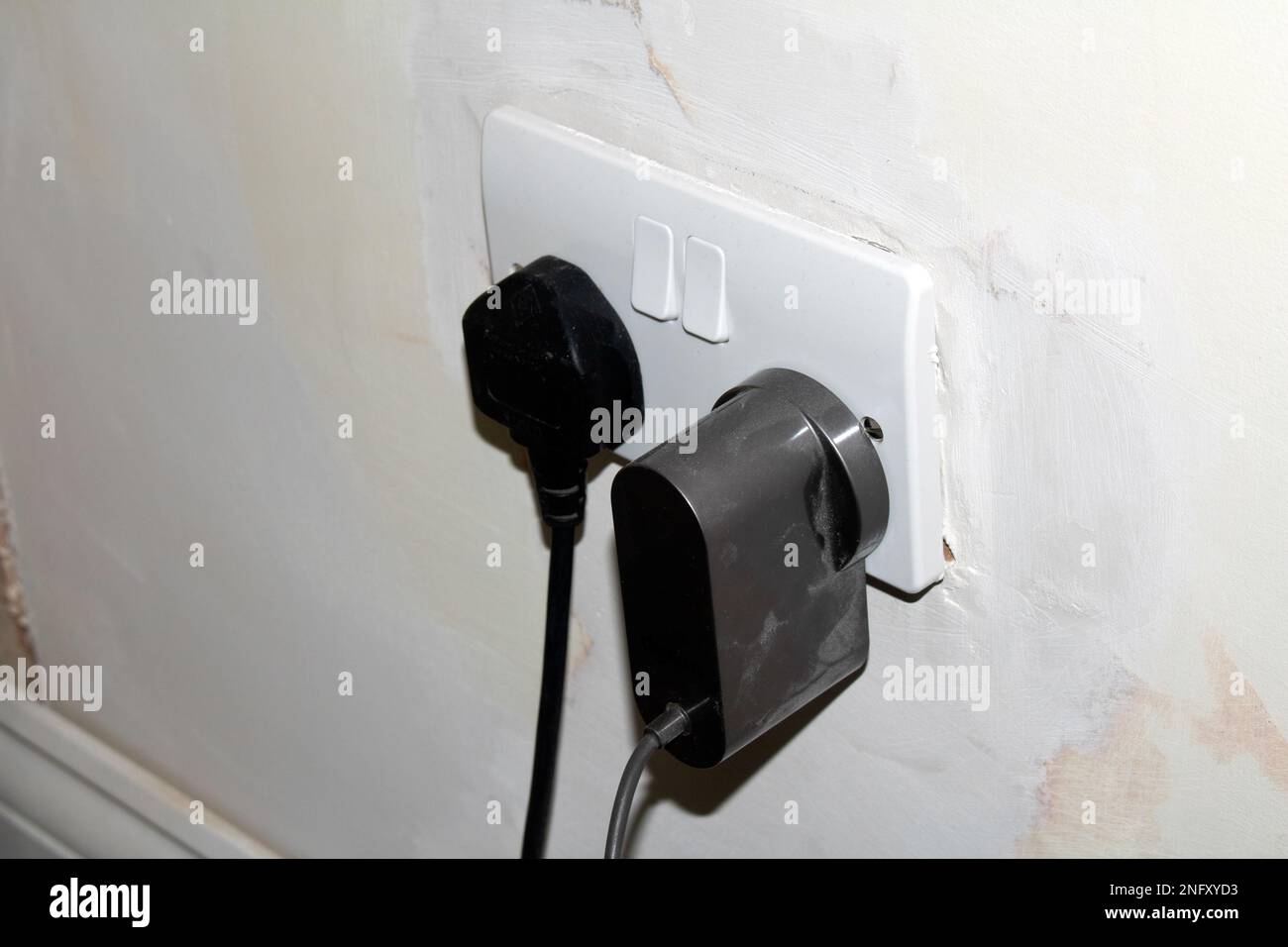 Un disjoncteur électrique dans un mur blanc. Gros plan.de bouchons de rénovation non finis Banque D'Images
