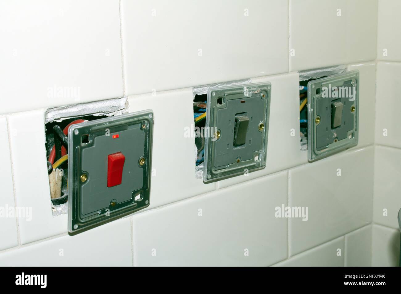 Un disjoncteur électrique dans un mur blanc. Gros plan.de bouchons de rénovation non finis Banque D'Images