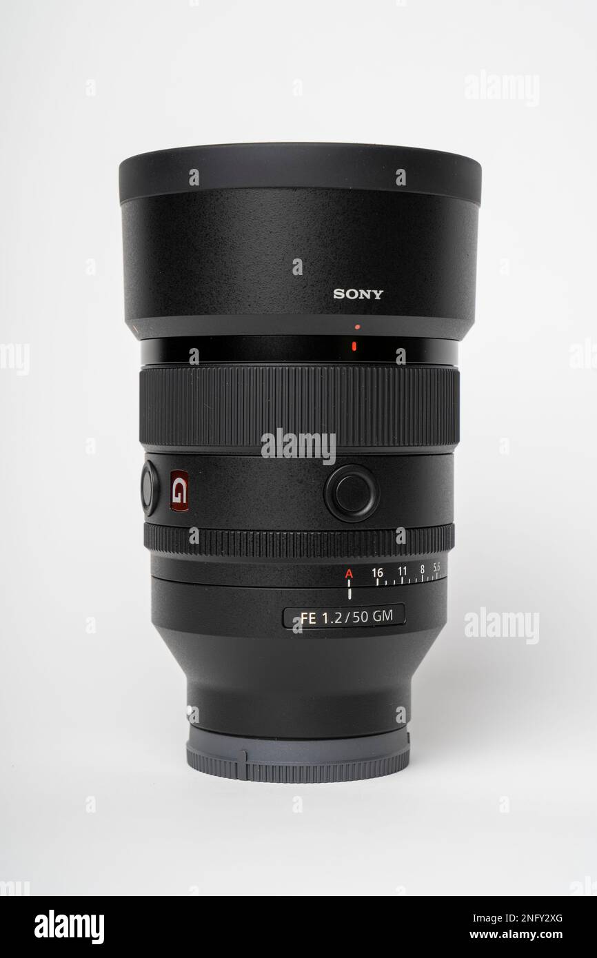 Objectif Sony G-Master SEL FE 50mm f 1,2 GM. Photo à mise au point sélective, isolée sur fond blanc. SEL50F12GM Banque D'Images