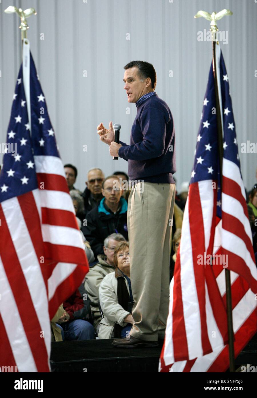 Republican presidential hopeful, former Mass. Gov. Mitt Romney, speaks to local residents during a rally, Wednesday, Jan. 2, 2008, in Cedar Rapids, Iowa. (AP Photo/Charlie Neibergall) Banque D'Images