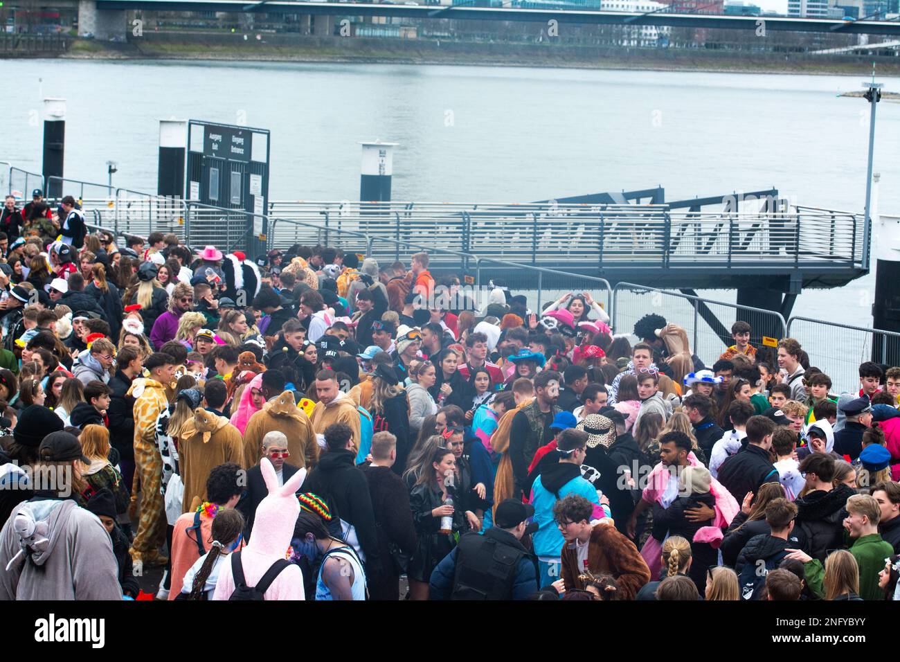 Düsseldorf, Allemagne. 18th févr. 2023. Un pack complet de fêtards est vu faire la fête le long du Rhin sur la place Burgplatz à Düsseldorf, en Allemagne, sur 17 février 2023 pendant le carnaval (photo par Ying Tang/NurnPhoto). Crédit: NurPhoto SRL/Alamy Live News Banque D'Images