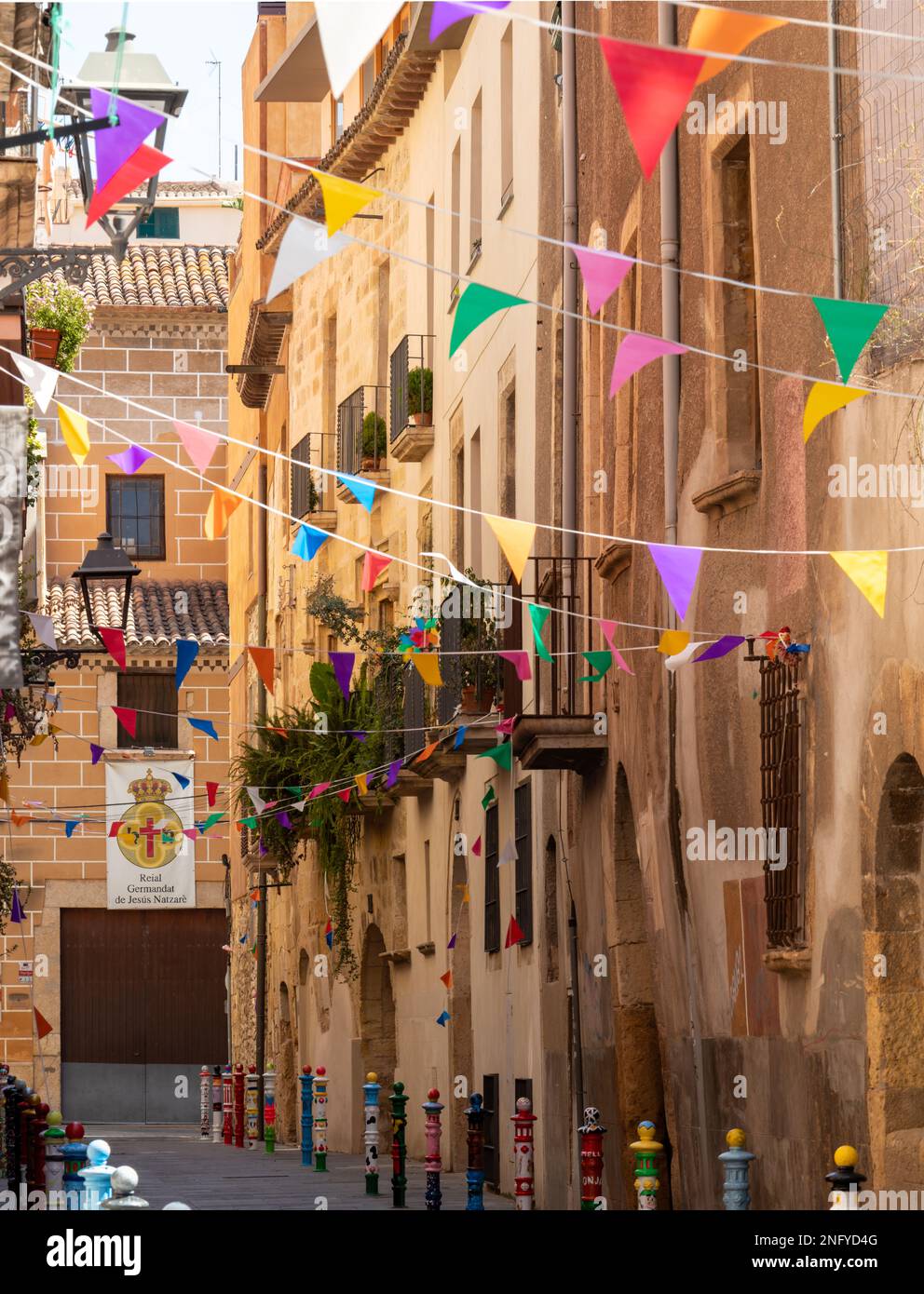 Calle del Pilón, curiosa calle del casco antiguo de Tarragone con los bolardos pintados de colores Banque D'Images