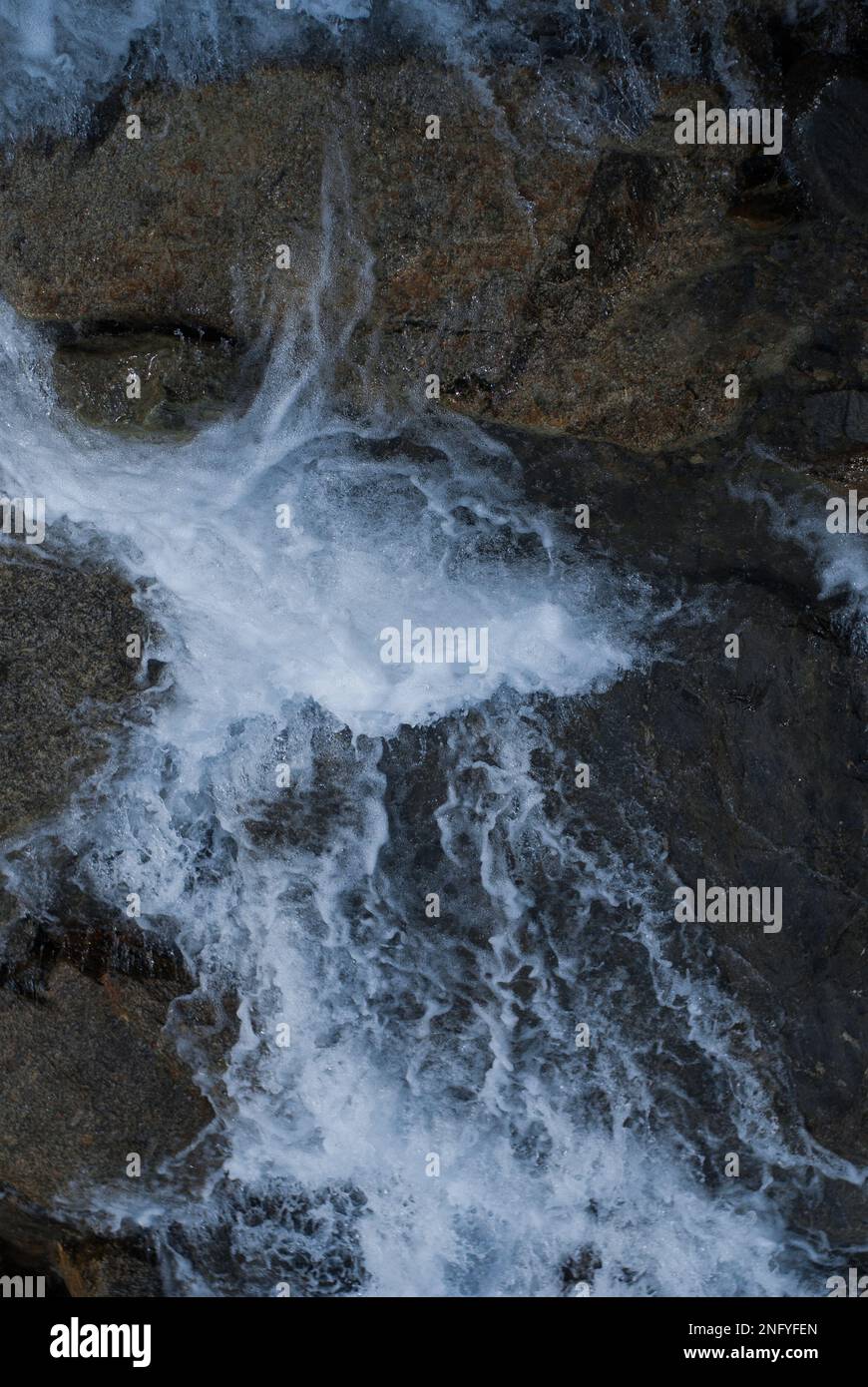 Rivière sur des rochers dans les montagnes Banque D'Images