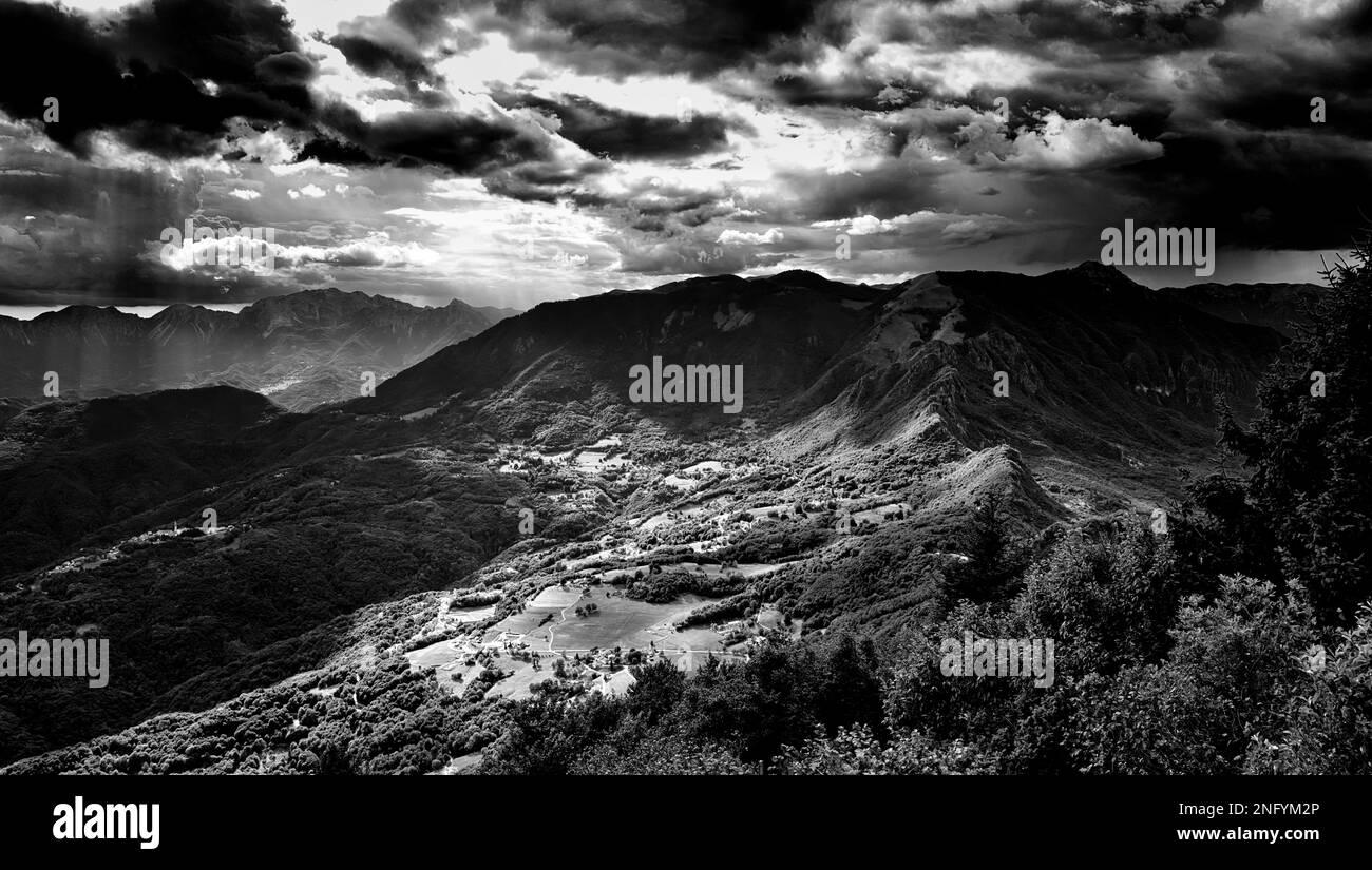 Une vue en grand angle du paysage en noir et blanc. Banque D'Images