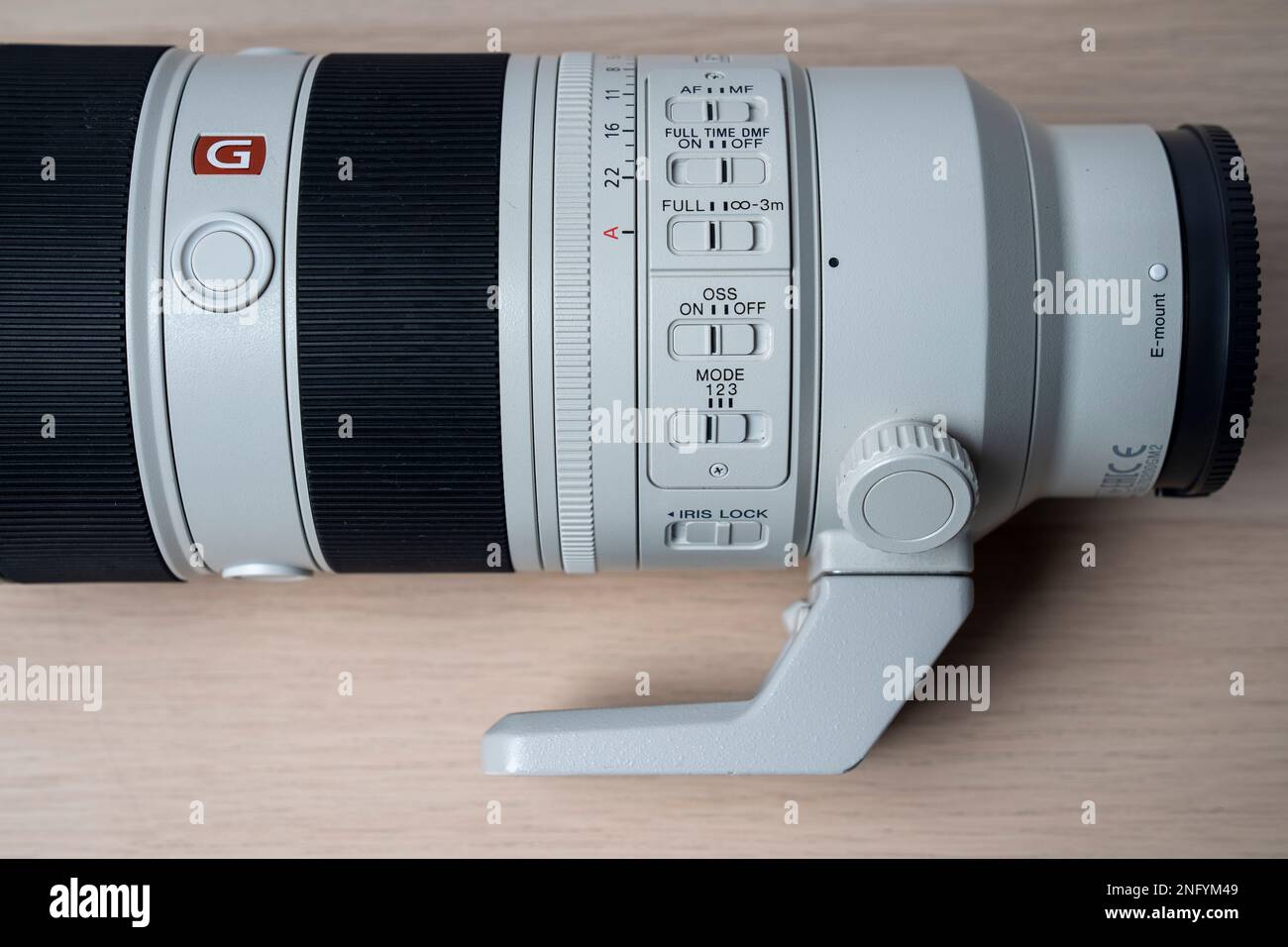 G-Master Sony FE 70-200mm f2,8 GM OSS II nouvel objectif pour appareil photo sans miroir. Mise au point sélective, isolée sur fond blanc Banque D'Images