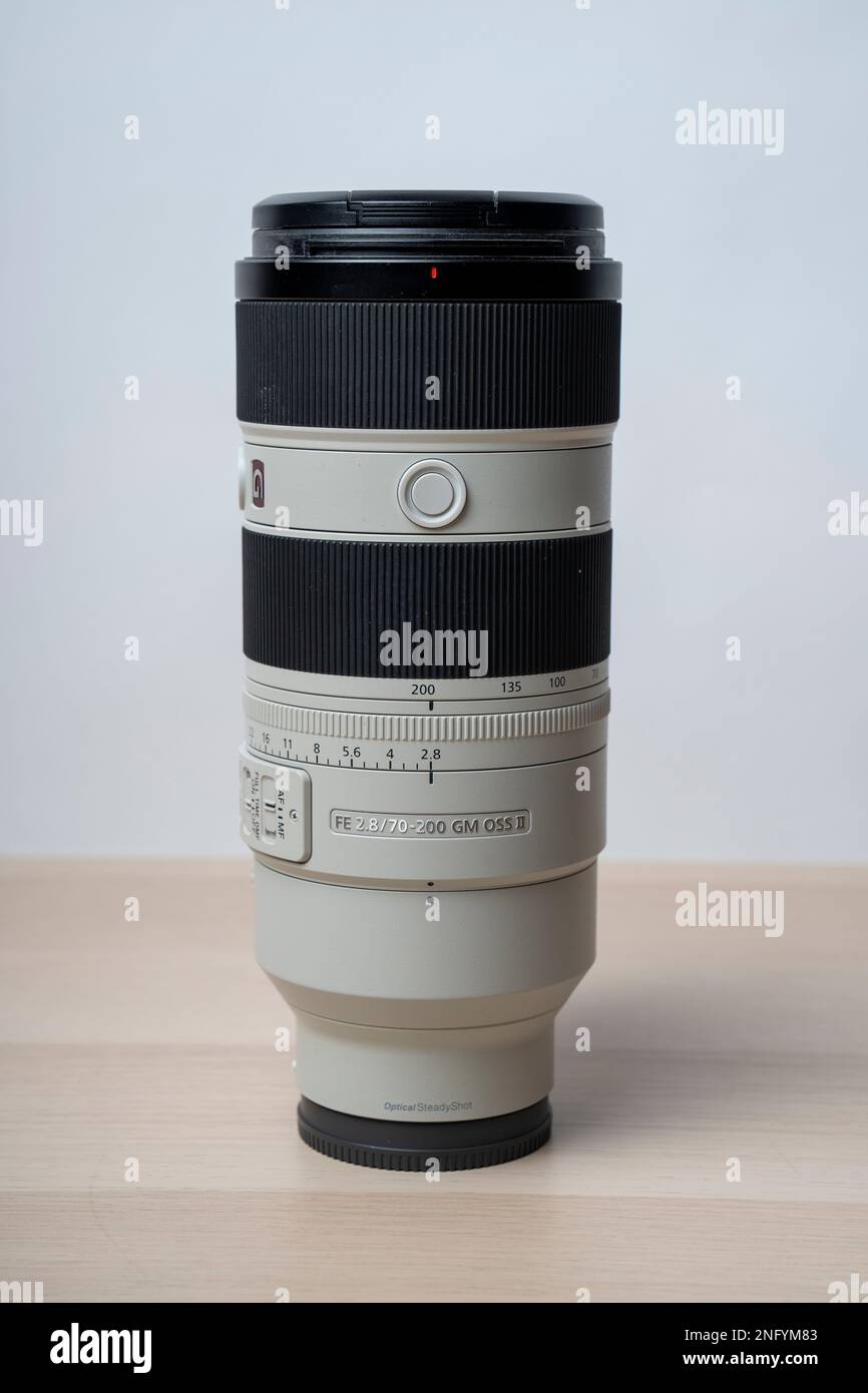 G-Master Sony FE 70-200mm f2,8 GM OSS II nouvel objectif pour appareil photo sans miroir. Mise au point sélective, isolée sur fond blanc Banque D'Images